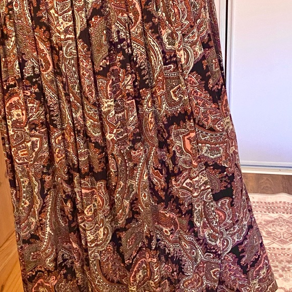 Carole Little full skirt size in a tan collection of colours, paisley pattern. - Picture 9 of 17